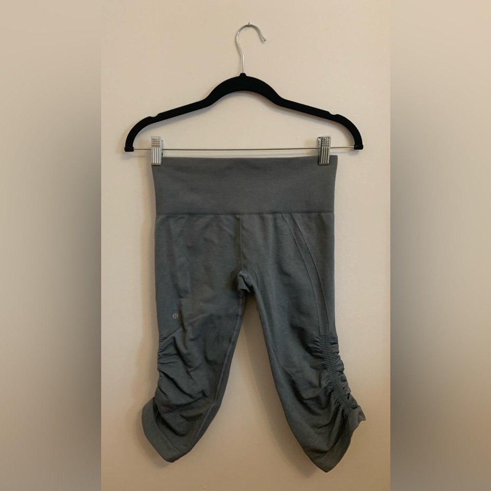 SZ 4 Lululemon Wunder Under 
Gray Capri Length